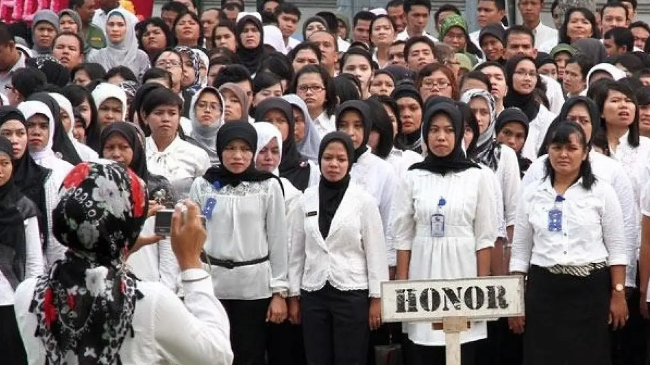 Nasib Tenaga Honorer 2025: Kupas Tuntas Aturan PPPK Paruh Waktu, Gaji, dan Solusi Non-Database