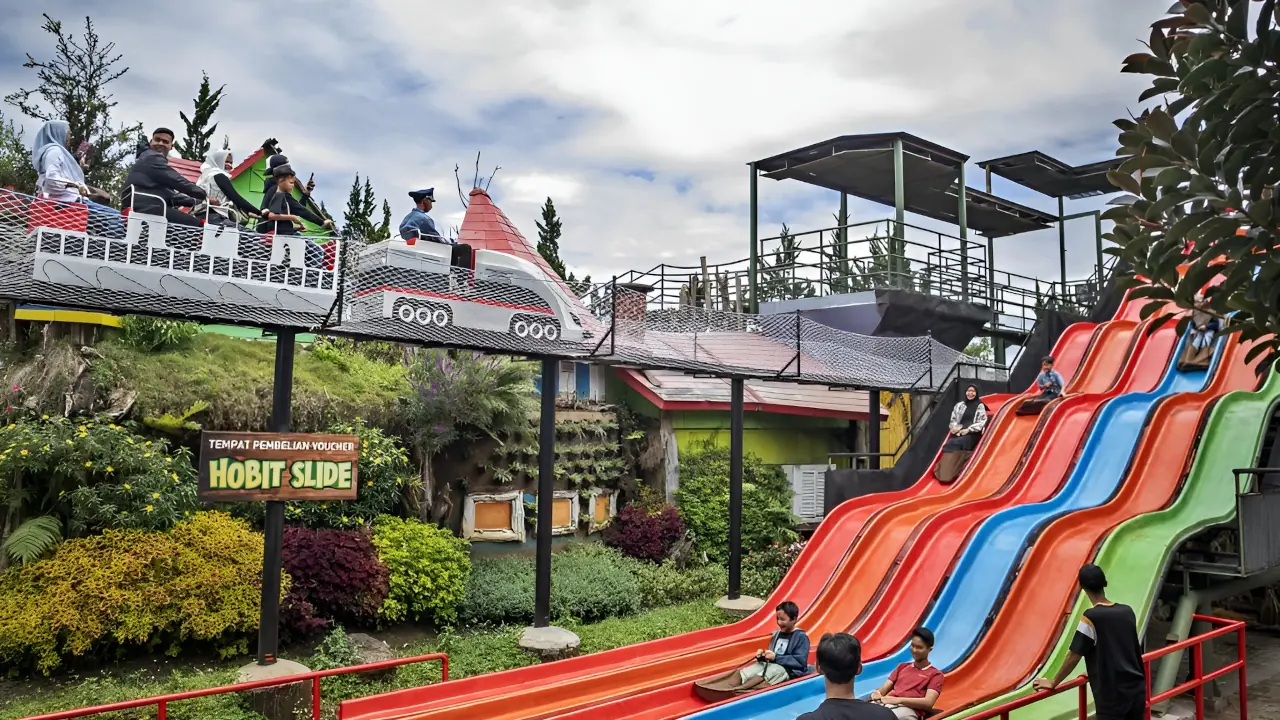 Ilustrasi komposit yang menampilkan himbauan keselamatan siswa selama libur Nataru. Gambar ini mewakili pesan utama Surat Edaran Mendikdasmen No. 14 Tahun 2025 tentang pentingnya perilaku aman (SPAB) di jalan, tempat wisata, dan saat menggunakan gawai selama periode Natal 2025 dan Tahun Baru 2026.