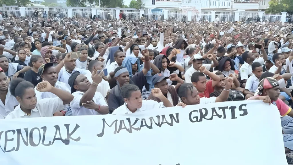Akses Pendidikan Gratis vs. Makanan Bergizi: Kontroversi Kebijakan di Papua dan Dimensi Keamanan yang Kian Mendalam 1 Akses Pendidikan Gratis vs. Makanan Bergizi: Kontroversi Kebijakan di Papua dan Dimensi Keamanan yang Kian Mendalam