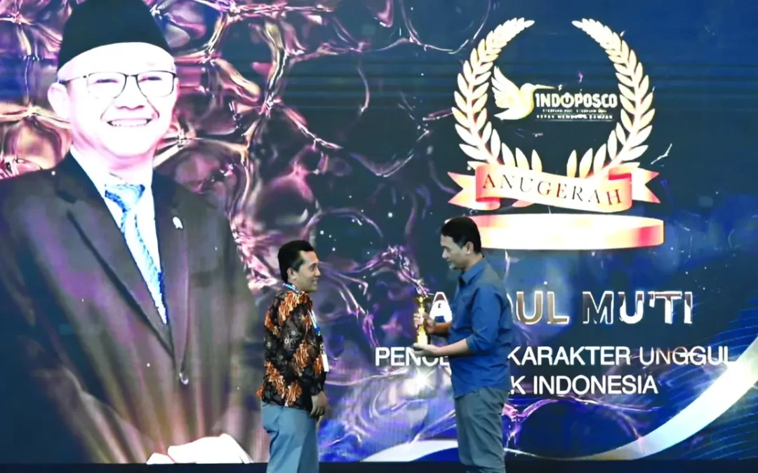 Mendikdasmen Abdul Mu’ti Dinobatkan sebagai Tokoh Pencetak Karakter Unggul di Anugerah Indoposco 2026