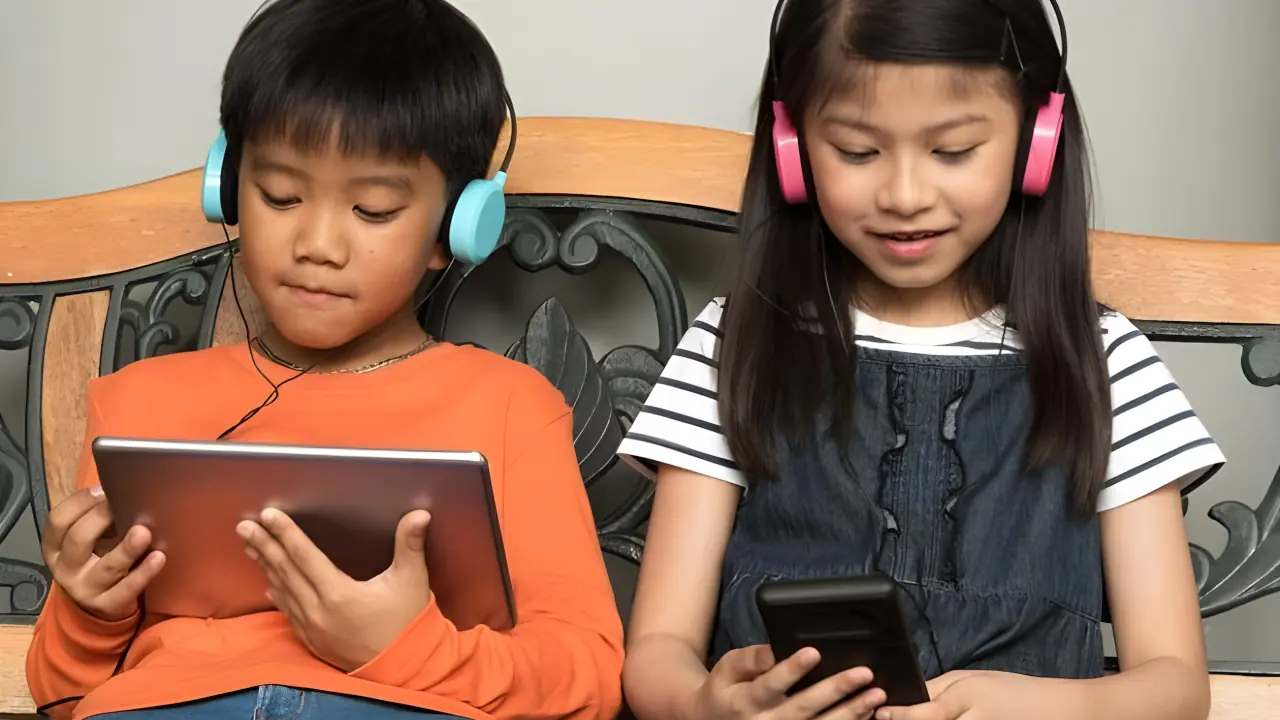 Siluet anak remaja bermain ponsel pintar sebagai ilustrasi kecanduan media sosial.