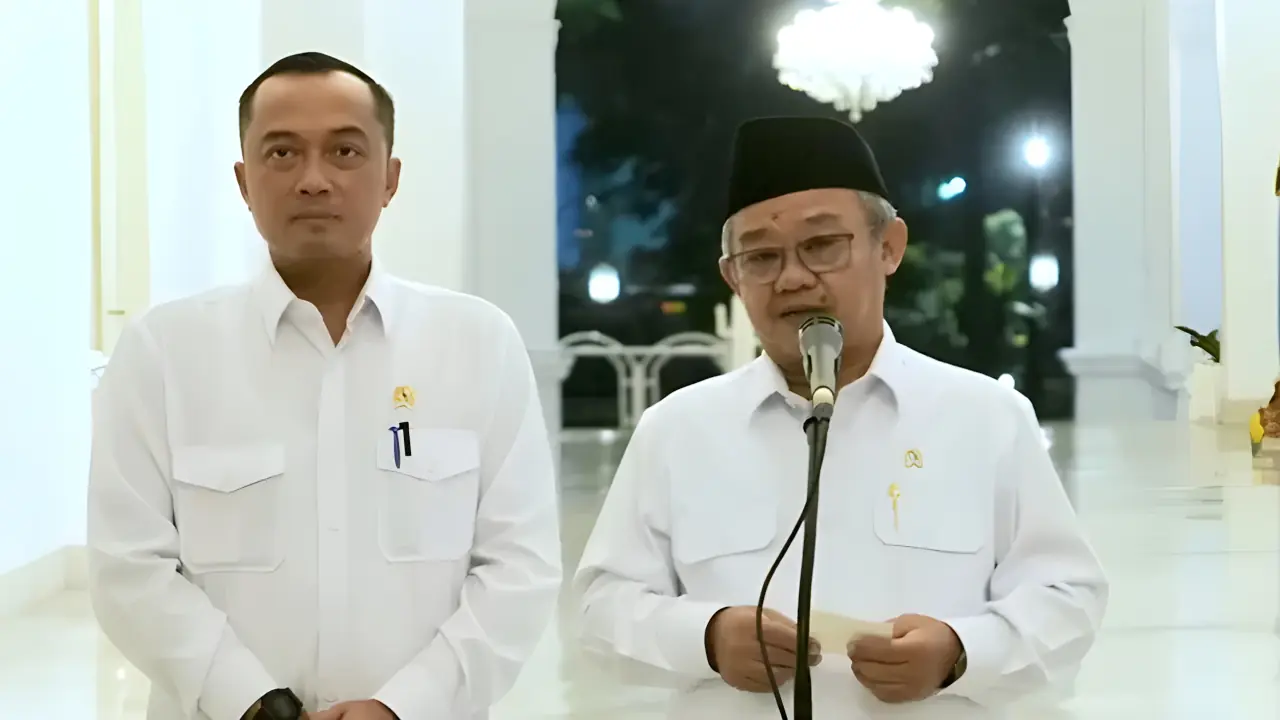 Kebijakan revolusioner Kementerian Pendidikan Dasar dan Menengah (Kemendikdasmen) yang secara resmi menaikkan tunjangan bagi guru non-Aparatur Sipil Negara (ASN) menjadi Rp2.000.000 per bulan pada pertengahan tahun 2026 ini ternyata masih menyisakan persoalan mendasar di tingkat akar rumput. Pengumuman yang disampaikan langsung oleh Mendikdasmen Abdul Mu'ti di Istana Merdeka, Jakarta.