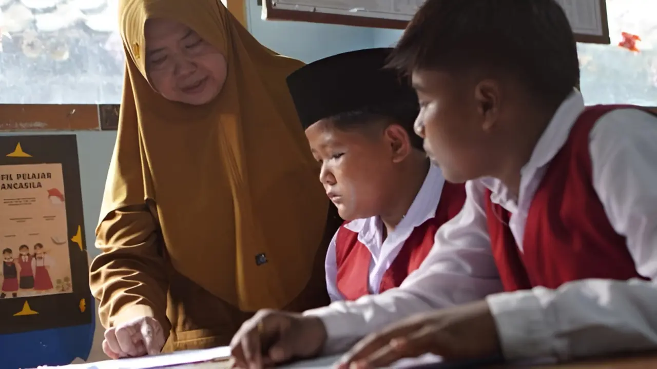 Guru madrasah sedang mengajar siswa.