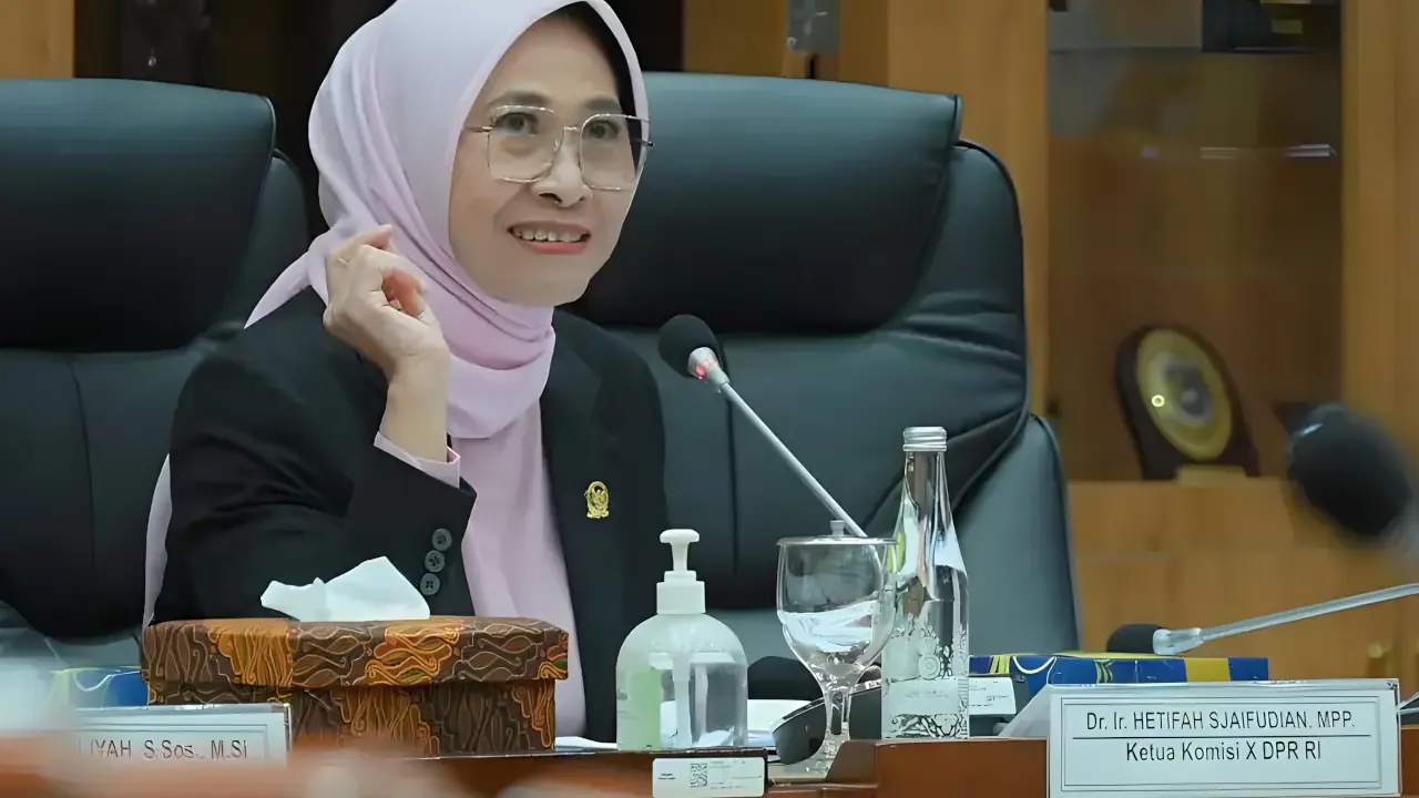 Foto dokumentasi resmi suasana sidang paripurna Komisi X DPR RI bersama perwakilan kementerian dan asosiasi guru