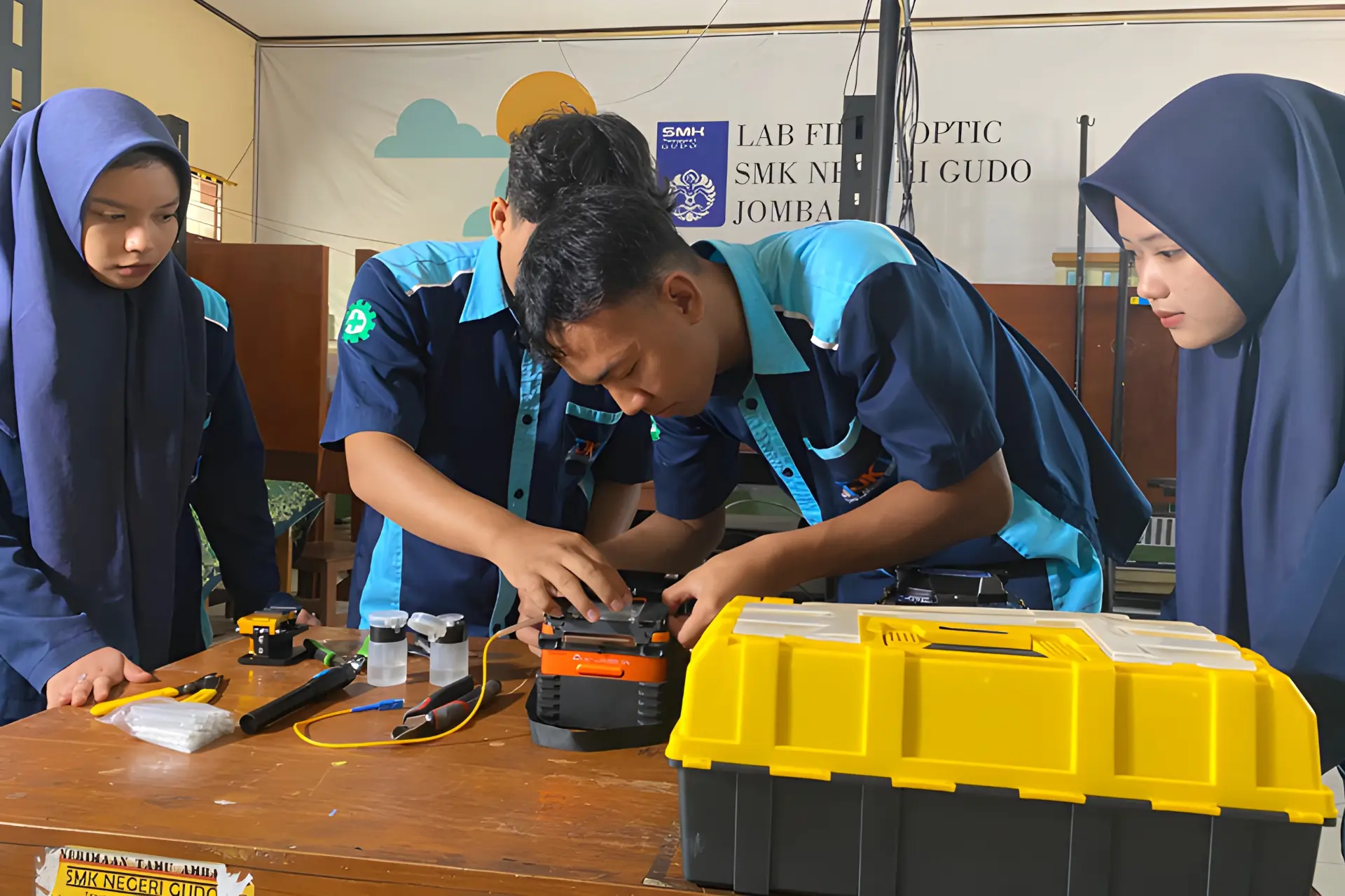 2026073103_siswa_smk_sedang _belajar_di_lab_praktik Siswa-siswi SMK sedang belajar di lab praktik