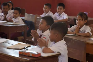 Siswa SD sedang belajar, bagaimana arah pendidikan Indonesia yang benar
