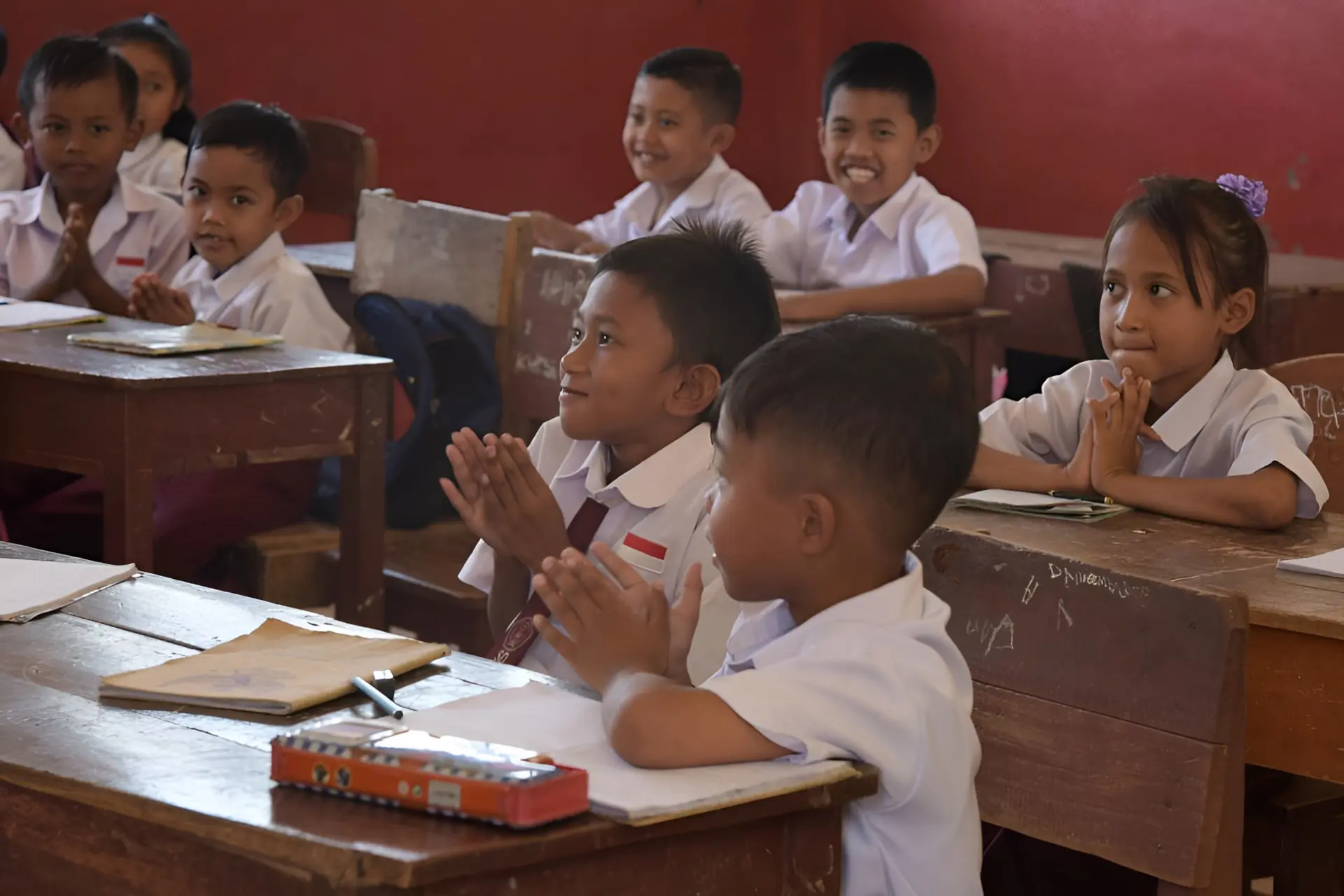 2026082201_urutan_reformasi_pendidikan_indonesia Siswa SD sedang belajar, bagaimana arah pendidikan Indonesia yang benar