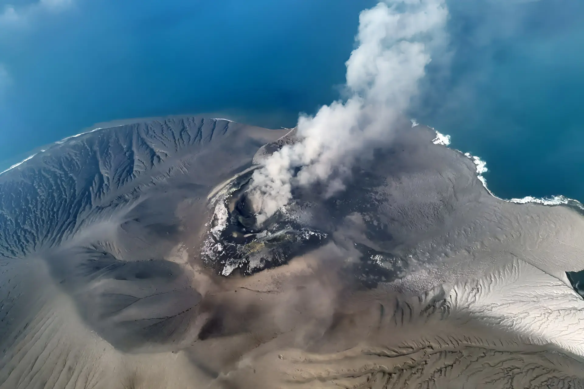 aktivitas gunung anak krakatau, abu vulkanik erupsi mencapai jakarta