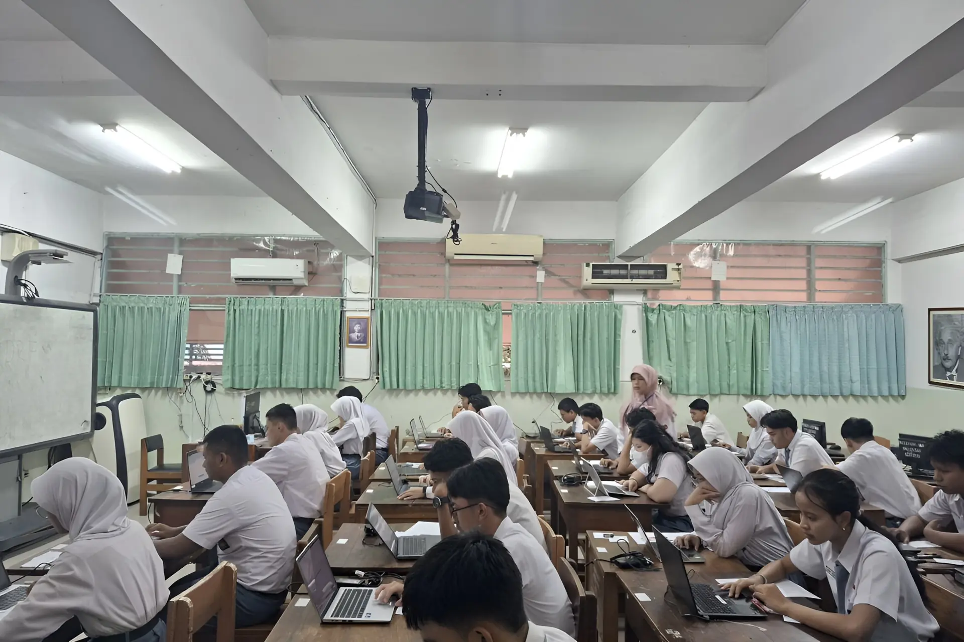 Ilustrasi pelaksanaan TKA SMA menggunakan laptop