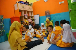 Guru PAUD- Siswa siswi sedang belajar bersama
