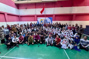 Foto bersama tenaga pendidikan dan kependidikan bersama siswa Sekolah Indonesia Luat Negeri