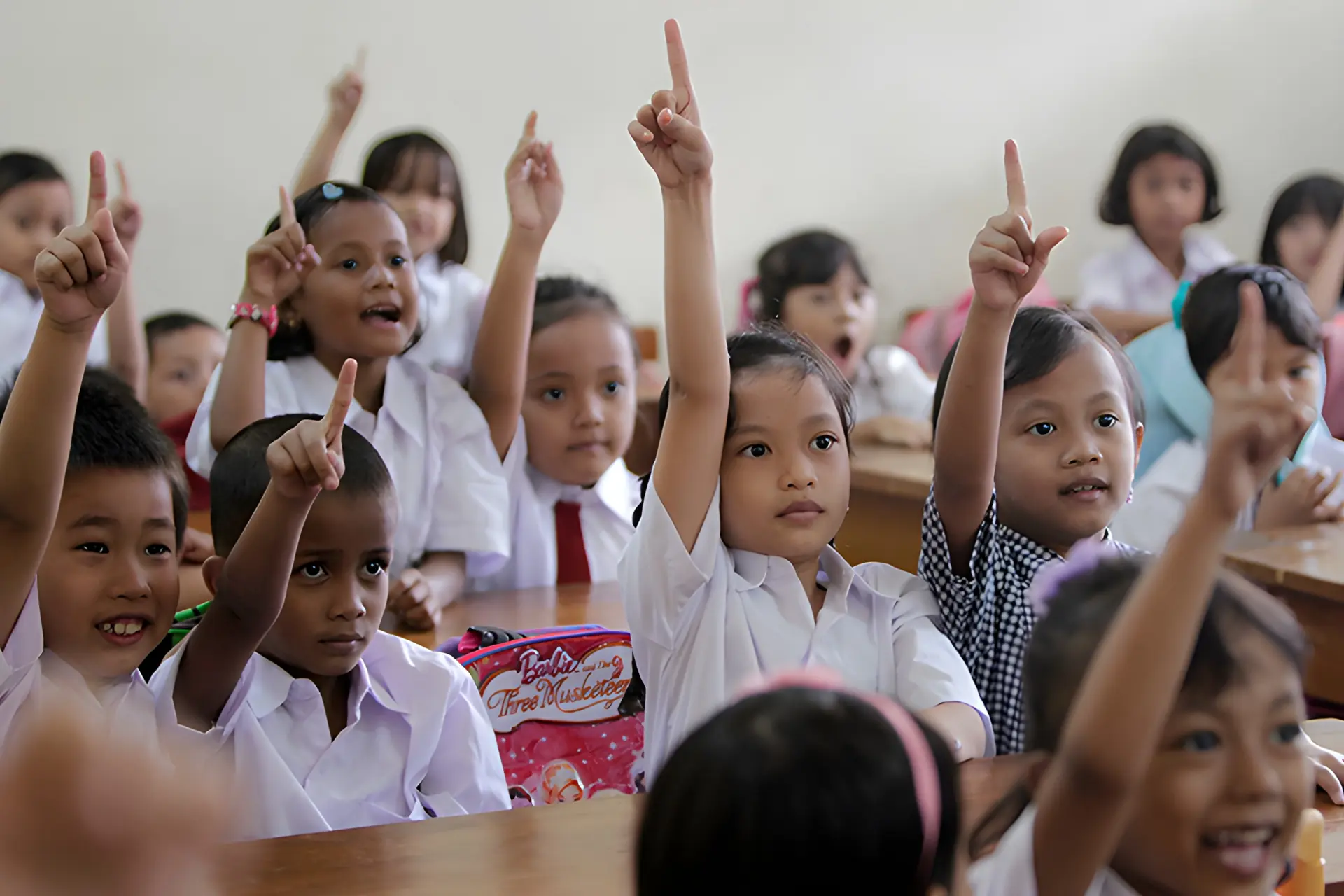 Potret pendidikan Indonesia, anak mengangkat tangan untuk menjawab pertanyaan