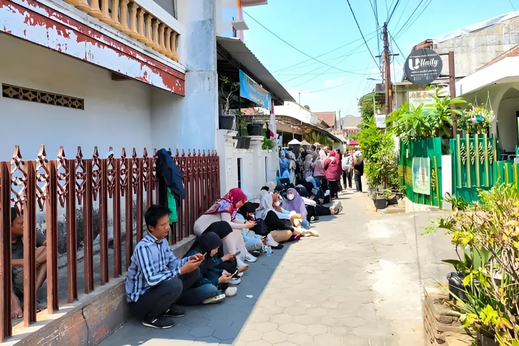 2026091501 antrian orang tua mendaftar bimbel untuk anak