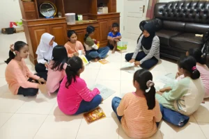 Anak-anak mengikuti Bimbingan Belajar di rumah guru bimbel