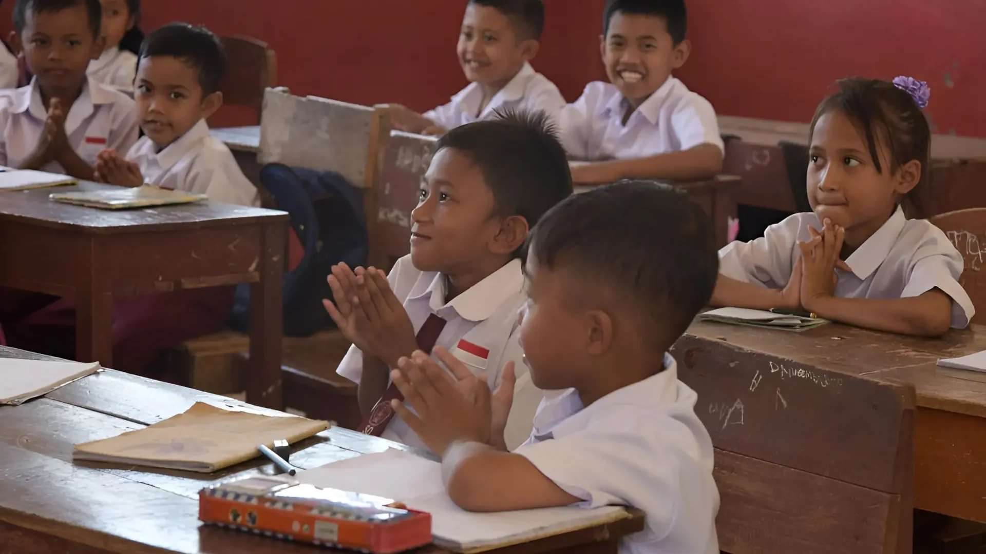 Siswa SD sedang belajar, bagaimana arah pendidikan Indonesia yang benar